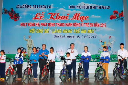 Đc Kpăh Thuyên và đc Võ Anh Tuấn trao xe đạp cho các em thiếu nhi có hoàn cảnh khó khăn